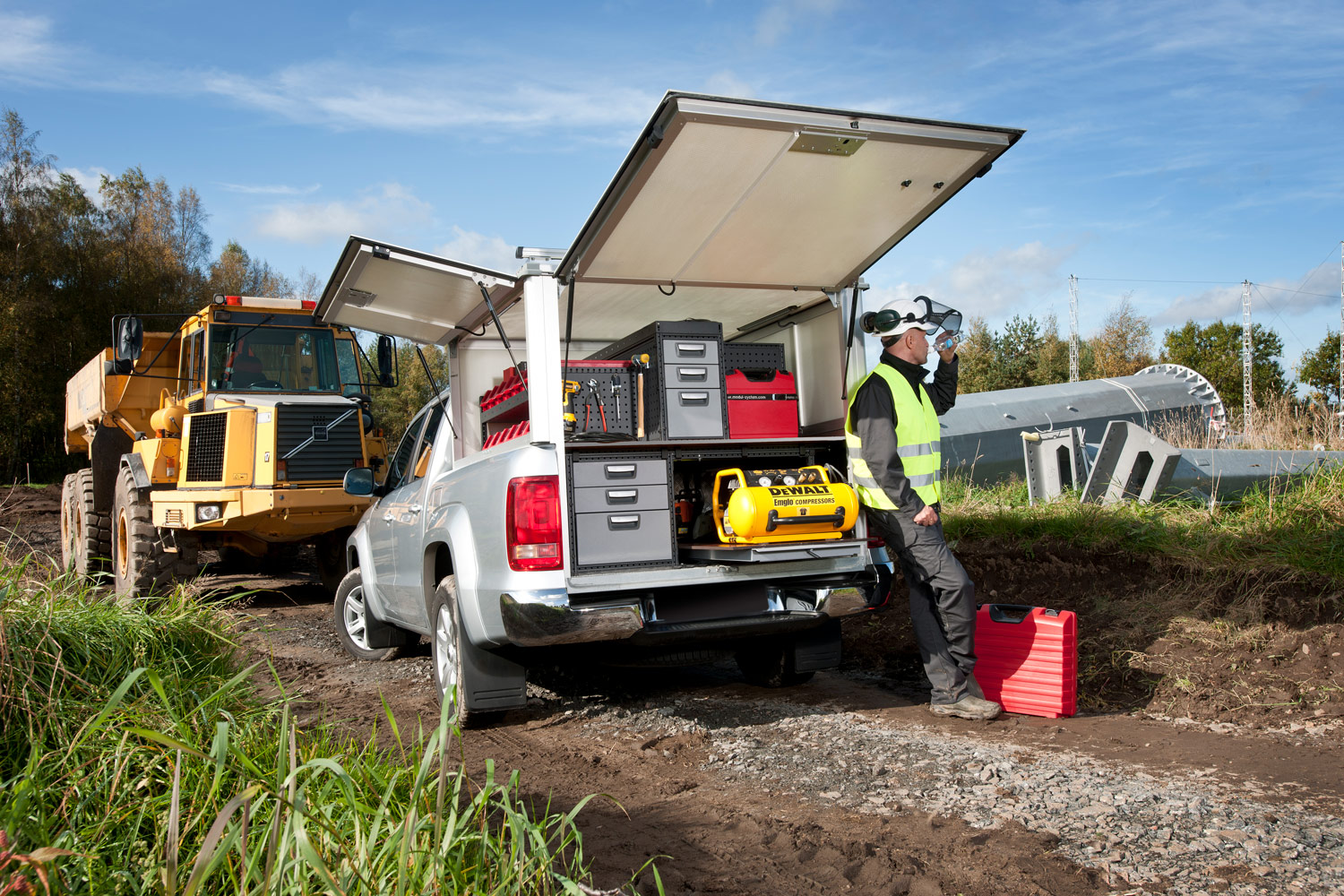 Srebrny pick-up z półkami modułowymi podczas pracy